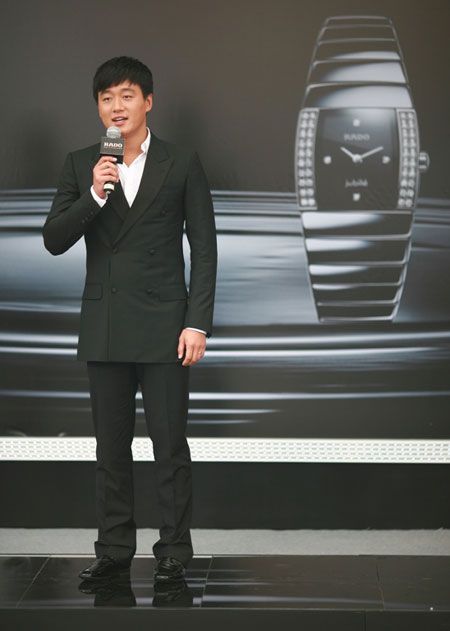 佟大為出席名表開業(yè)黝黑面龐難掩幸福心情(圖)