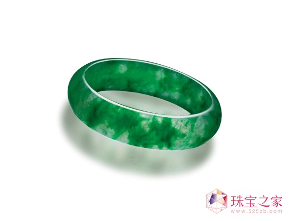 天成國際2012年【珠寶及翡翠】春季拍賣會預(yù)展 本季呈獻(xiàn)的一只翡翠手鐲,質(zhì)地細(xì)密均勻、色水盈潤、擁有極美的翠綠色調(diào)(估價:4,500,000-6,800,000港元)。