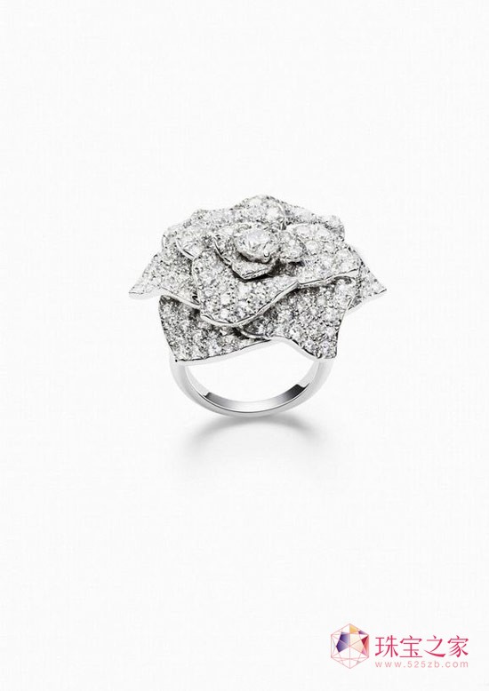 PIAGET ROSE系列珠寶包括戒環(huán)、耳環(huán)、項(xiàng)鏈等一應(yīng)俱全,作品包括不到十萬元即可擁有的巧致玫瑰戒環(huán),亦有全球限量一只的微縮琺瑯彩繪玫瑰腕表、千萬元的頂級(jí)珠寶與鉆石神秘表等,網(wǎng)羅具時(shí)尚感的配件設(shè)計(jì),適宜派對(duì)及各種場合的日常珠寶,以及最具伯爵代表性的華美藝術(shù)作品,玫瑰的千姿百態(tài)一覽無遺。